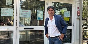 Biancani davanti all'ospedale
