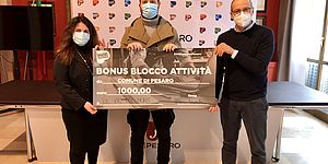 Ricci  Frenquellucci che consegnano un buono