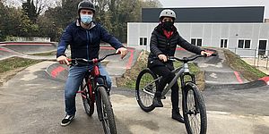 Gianluca Longhi, presidente Bike Trail e Mila Della Dora, assessore allo Sport