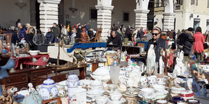Il mercato dell'antiquariato in piazza del Popolo a Pesaro