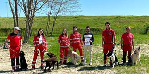 Pozzi con organizzatori dell'evento e i lori cani