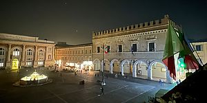 piazza del Popolo poco illuminata