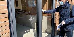 Matteo Ricci consegna il primo buono spesa