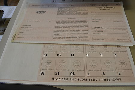 Una tessera elettorale aperta