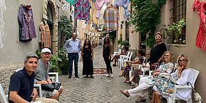 strada imbandita a festa 