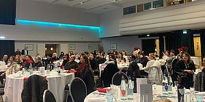 Tavoli al ristorante con dipendenti Servizi Educativi