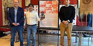 Nella foto di conferenza da sinistra, Daniele Vimini, Andrea Biancani con il City of Music Award, Marco Filippetti