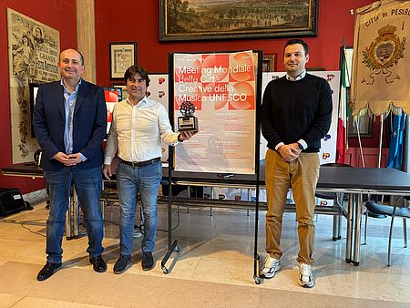 Pesaro al centro del mondo della musica con il Global Meeting Unesco Nella foto di conferenza da sinistra, Daniele Vimini, Andrea Biancani con il City of Music Award, Marco Filippetti