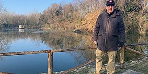 Belloni con dietro il laghetto del Miralfiore