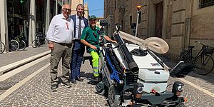 Belloni Macor e operatore con la spazzatrice