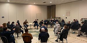 Persone sedute in cerchio con Ricci