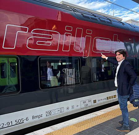 Biancani davanti al treno