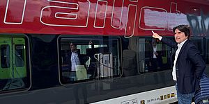 Biancani davanti al treno