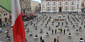 p.zza del Popolo con studenti nei banchi di scuola