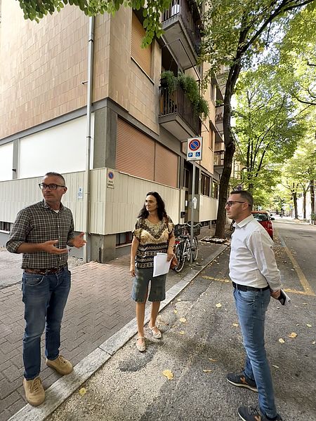 Via Vanzolini, Conti: «Ci scusiamo per la mancata presa in carico della segnalazione; siamo al lavoro per il decoro della zona anche con l'arrivo delle isole ecologiche informatizzate delle prossime settimane» Conti in via Vanzolini