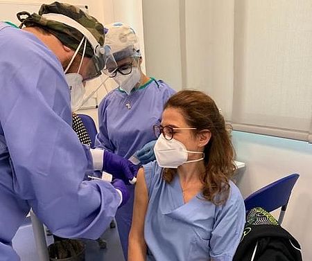 Medico che sta vicinando altro medico