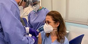 Medico che sta vicinando altro medico