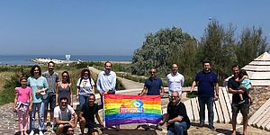 persone con bandiera arcobaleno