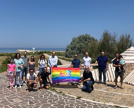 persone con bandiera arcobaleno