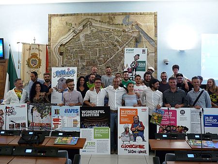 Gruppo di persone sala del Consiglio Comunale