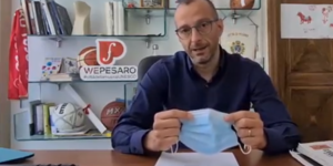 Ricci con in mano mascherina