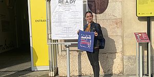 Murgia davanti a una bacheca