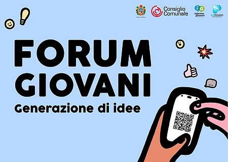 locandina Forum Giovani con sfondo azzurro e scritta nera, in basso un'immagine con una mano che tiene un cellulare, sullo schermo un qr code