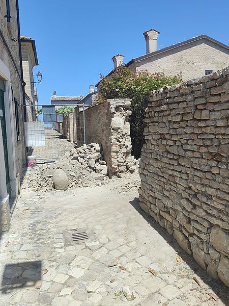 Teatrino di Novilara, Biancani e Della Dora: «Iniziati gli interventi per restituire al Quartiere 3 uno spazio identitari e centrale della vita sociale del borgo. I lavori si concluderanno entro i primi di luglio» Teatrino di Novilara