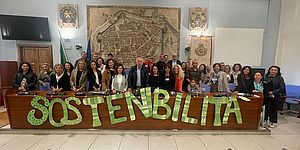 I piccoli della città lanciano “Messaggi in bottiglia” per una scuola e una città più green 