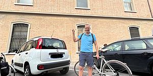 Ricci davanti alla caserma esercito