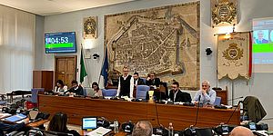 Sala con consiglieri a sedere