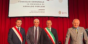 Ricci Girelli Casini Perugini davanti lo striscione in ricordo di Forlani