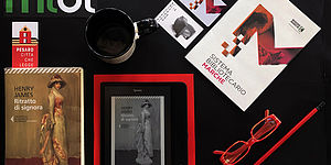 Immagine dell'iniziativa libri matita occhiali caffè