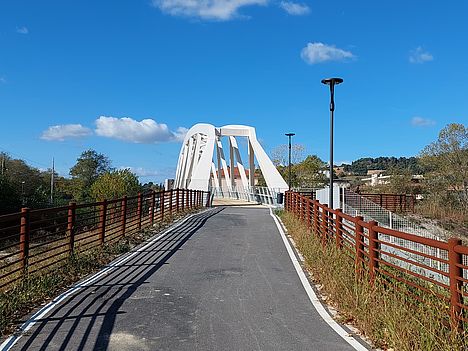 Foto ponte ciclopedonale sul fiume Foglia
