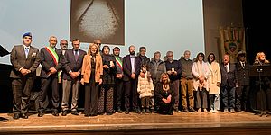 Sindaco Prefetto e autorità con consegna medaglie d'onore