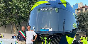 Ricci Rossi con il maxi casco