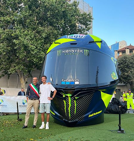 Ricci Rossi con il maxi casco