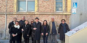 Della Dora Bertini Agostini Giulia Marchionni e altri del progetto davanti alla targa