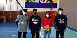 L'assessora Mila Della Dora con i ragazzi del Marconi