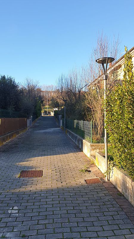 Strada con lampione