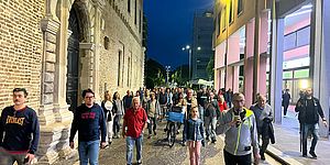 Ricci in via San frencesco con dietro persone