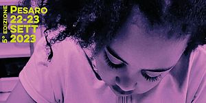 Bambina con il capo chinato