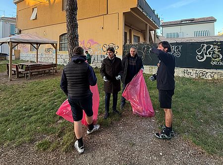 Sindaco e ragazzi che pliscono il parco