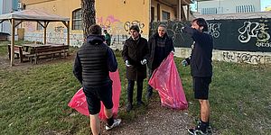 Sindaco e ragazzi che pliscono il parco