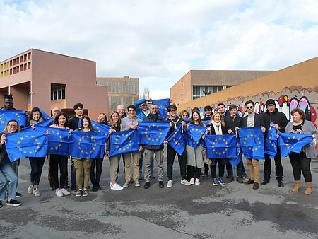 il sindaco Ricci: 'la bandiera alle finestre e sui balconi per rilanciare i valori dell'unione europea'