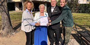 Coniugi con i volontari alla consegna invito