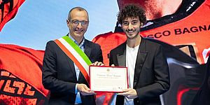 Ricci Bagnaia con attestato in mano