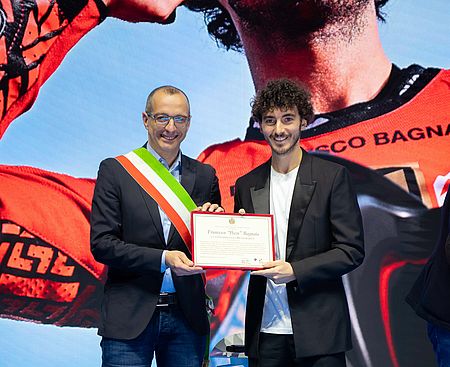 Ricci Bagnaia con attestato in mano