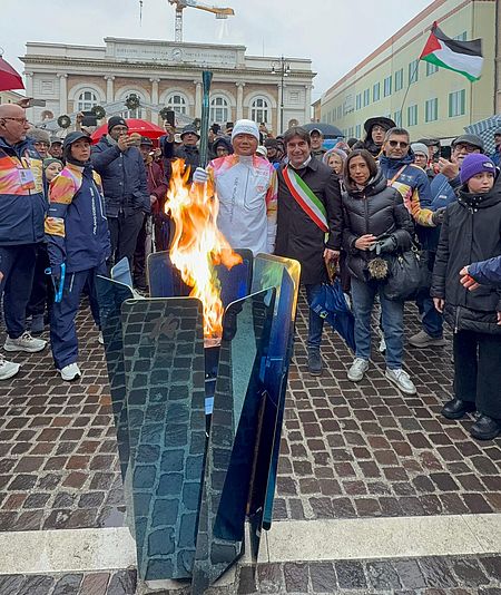 Biancani Della Dora tedoforo e organizzatori Fiamma Olimpica