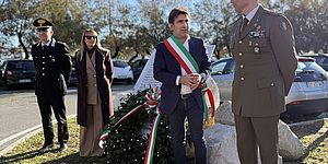 Biancani Greco davanti la lapide per i caduti di Nassirya